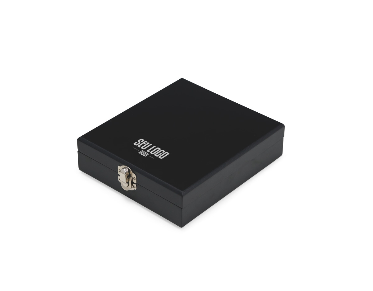 Se divirta enquanto degusta um bom vinho! Nosso kit vinho com 4 peças vem em um estojo feito em MDF com trava de segurança e área interna com berço de espuma. Contém wine collar, tampa de bico, bico condutor com tampa e saca-rolhas metálico com lâmina de corte e abridor de garrafa. Acompanham ainda 2 baralhos completos + 2 dados para uma noite completa de jogos, e uma plaquinha metálica para personalização. Azar é ainda não ter um kit desse!