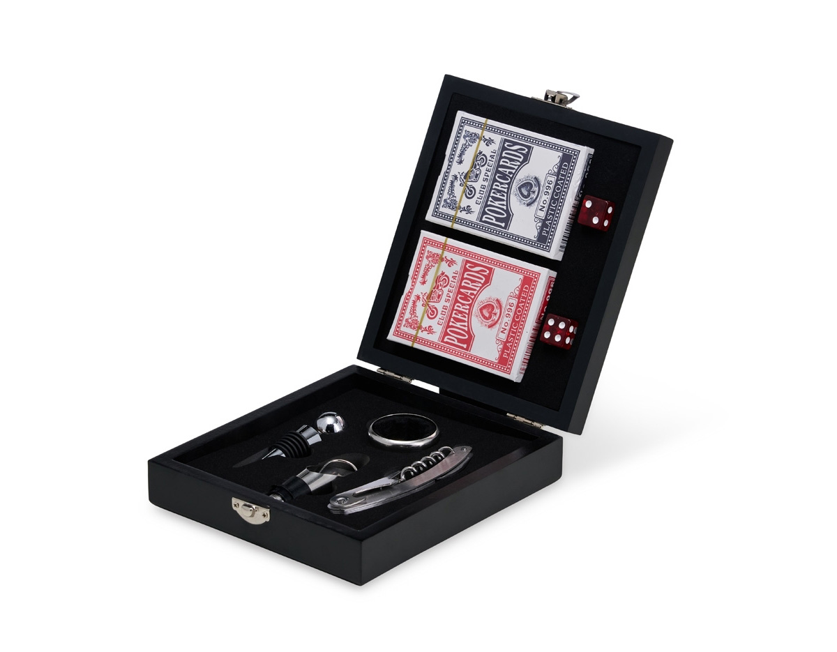 Se divirta enquanto degusta um bom vinho! Nosso kit vinho com 4 peças vem em um estojo feito em MDF com trava de segurança e área interna com berço de espuma. Contém wine collar, tampa de bico, bico condutor com tampa e saca-rolhas metálico com lâmina de corte e abridor de garrafa. Acompanham ainda 2 baralhos completos + 2 dados para uma noite completa de jogos, e uma plaquinha metálica para personalização. Azar é ainda não ter um kit desse!
