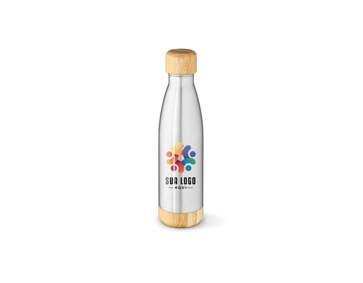 Garrafa de aço inox (90% reciclado) com parede dupla térmica e isolamento a vácuo. Possui tampa e base em bambu, com capacidade de 550 mL. Acompanha caixa presente kraft e possui certificação EU Food Grade. A cor e o acabamento da impressão podem variar devido aos materiais naturais. Dimensões: ø71 x 272 mm.