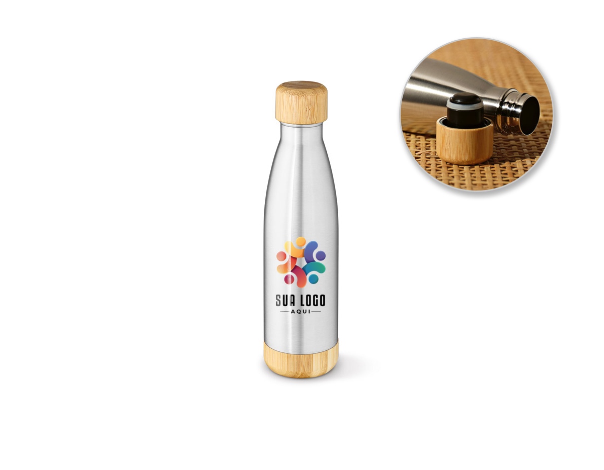 Garrafa de aço inox (90% reciclado) com parede dupla térmica e isolamento a vácuo. Possui tampa e base em bambu, com capacidade de 550 mL. Acompanha caixa presente kraft e possui certificação EU Food Grade. A cor e o acabamento da impressão podem variar devido aos materiais naturais. Dimensões: ø71 x 272 mm.