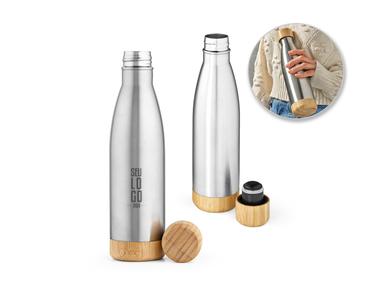 Garrafa de aço inox (90% reciclado) com parede dupla térmica e isolamento a vácuo. Possui tampa e base em bambu, com capacidade de 550 mL. Acompanha caixa presente kraft e possui certificação EU Food Grade. A cor e o acabamento da impressão podem variar devido aos materiais naturais. Dimensões: ø71 x 272 mm.