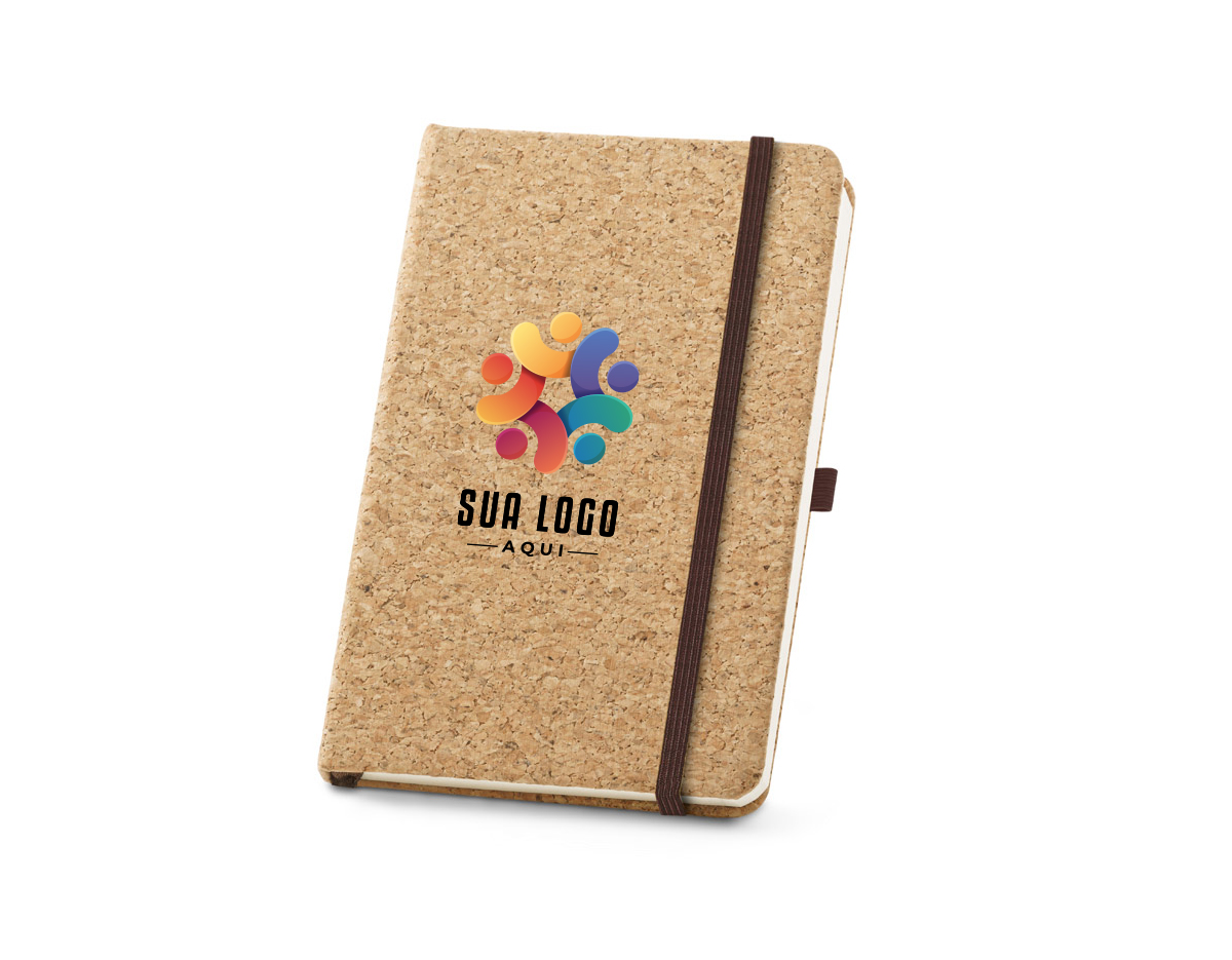 Caderno A5 de capa dura em cortiça, com 80 folhas lisas cor marfim feitas de papel de gestão florestal sustentável. Inclui fita separadora, suporte para esferográfica (não inclusa) e elástico para fecho. Dimensões: 140 x 210 mm.