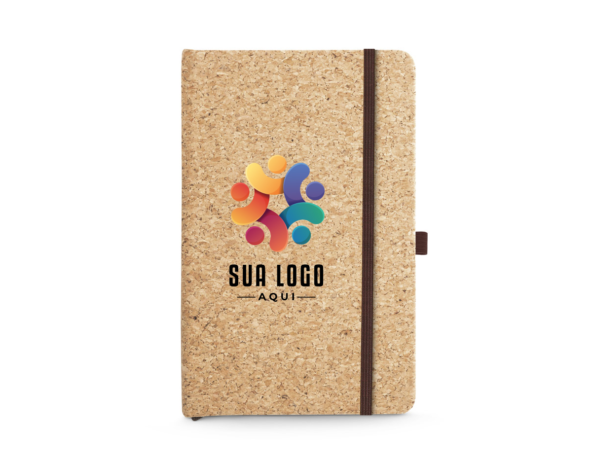 Caderno A5 de capa dura em cortiça, com 80 folhas lisas cor marfim feitas de papel de gestão florestal sustentável. Inclui fita separadora, suporte para esferográfica (não inclusa) e elástico para fecho. Dimensões: 140 x 210 mm.