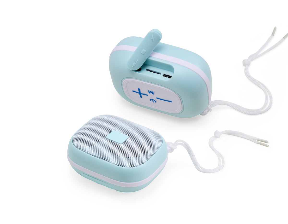 Leve suas músicas para qualquer lugar com esta incrível caixa de som Bluetooth portátil! Compacta, multifuncional e feita em plástico resistente, ela proporciona uma experiência sonora potente e versátil. Com dois modos de uso, você pode conectar via Bluetooth para reproduzir suas playlists favoritas ou sintonizar suas estações preferidas com o rádio FM. Sua tecnologia TWS permite sincronizar duas caixas de som, criando um som estéreo envolvente e imersivo com potência excepcional. Os controles são simples e intuitivos, tornando o uso prático e descomplicado. Acompanha cabo tipo-C e cabo P2, garantindo compatibilidade com diversos dispositivos. Tenha qualidade sonora e conveniência ao alcance das mãos com esta caixa de som!