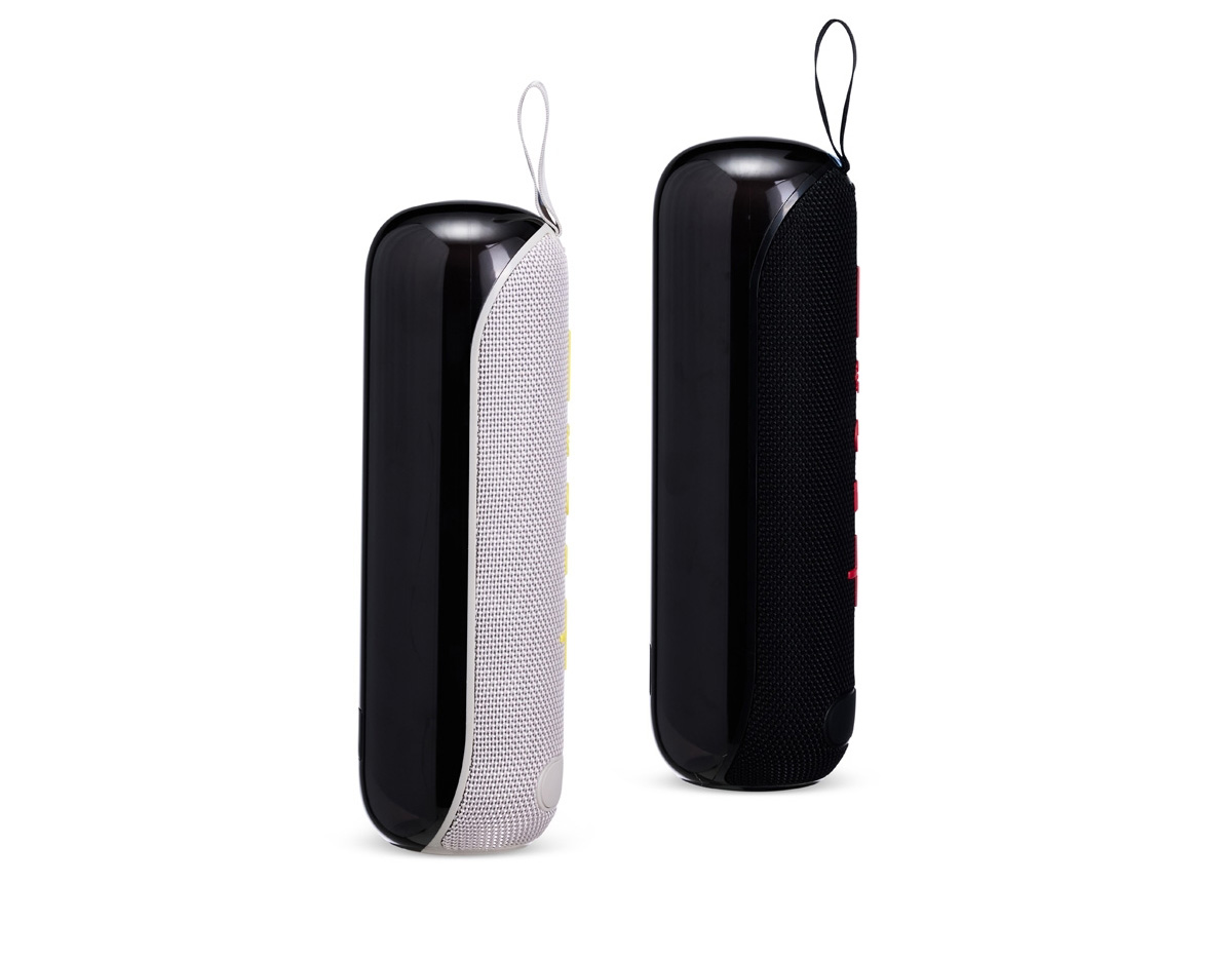 Transforme qualquer ambiente com a nossa Caixa de Som Bluetooth! Grande e potente, com modos de uso Bluetooth e rádio FM, ela traz tecnologia TWS, que permite conectar duas caixas para um som ainda mais potente e imersivo. Conta com tecnologia Hi-Fi para áudio claro e nítido, além de um cordão de nylon que facilita o transporte, ainda oferece 8 tipos de luzes coloridas que alternam suavemente, criando uma atmosfera acolhedora e envolvente. Possui entradas USB, TF, auxiliar e tipo-C, e acompanha cabos tipo-C para carregamento e P2 para conectividade extra. No modo Bluetooth, basta pressionar + ou - para ajustar o volume ou mudar de faixa. Para pausar, basta apertar o botão de liga/desliga. No modo rádio FM, basta pressionar ? para alterar a estação. Perfeita para quem quer qualidade sonora e praticidade!