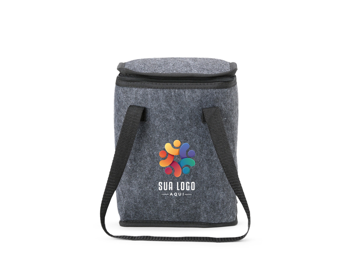 Confeccionada em feltro e com revestimento térmico interno, nossa bolsa térmica foi pensada para garantir a temperatura ideal dos alimentos, mantendo-os frescos e prontos para o consumo. Seu zíper facilita o fechamento e a segurança do conteúdo, enquanto as duas alças de mão proporcionam um transporte prático e confortável. Uma combinação de praticidade e eficiência para quem valoriza qualidade e cuidado com os produtos.