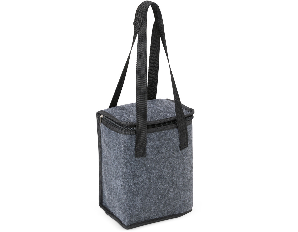Confeccionada em feltro e com revestimento térmico interno, nossa bolsa térmica foi pensada para garantir a temperatura ideal dos alimentos, mantendo-os frescos e prontos para o consumo. Seu zíper facilita o fechamento e a segurança do conteúdo, enquanto as duas alças de mão proporcionam um transporte prático e confortável. Uma combinação de praticidade e eficiência para quem valoriza qualidade e cuidado com os produtos.