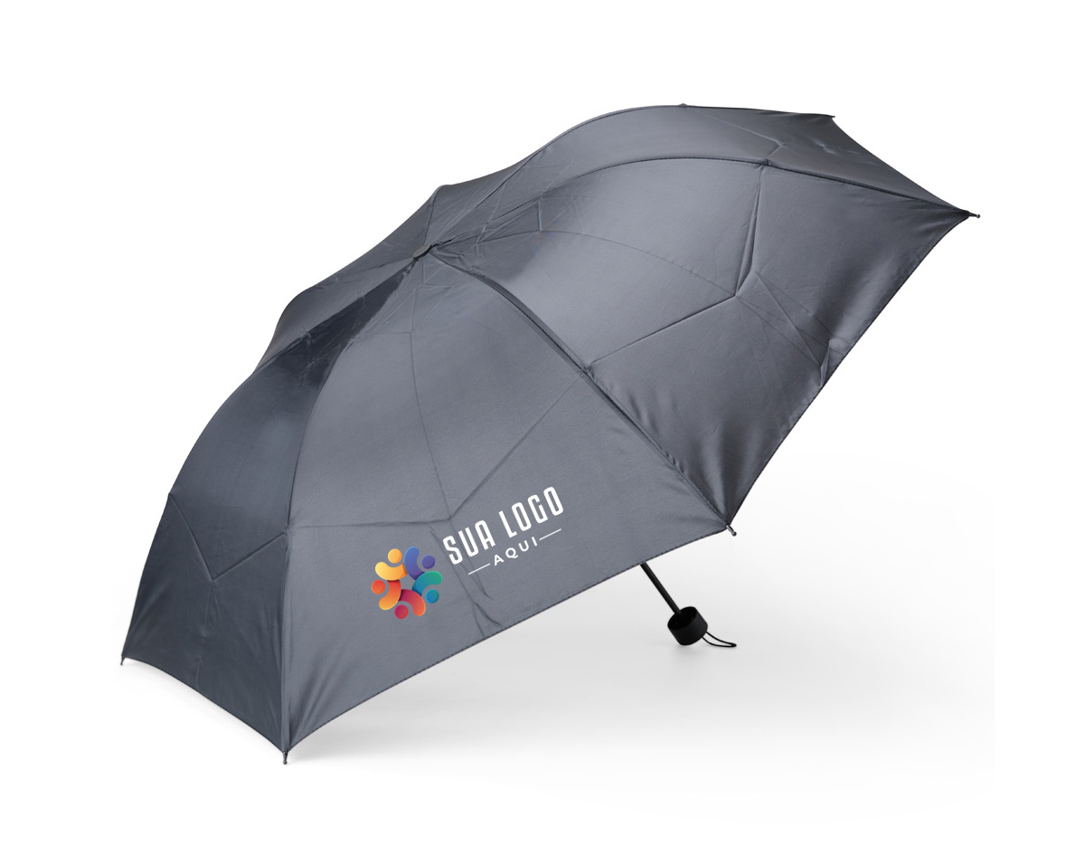 Encare qualquer mudança de clima com o nosso kit capa de chuva e guarda-chuva. Feito para quem busca praticidade e proteção durante os dias chuvosos, o nosso guarda-chuva de nylon conta com uma estrutura reforçada de 7 varetas de aço, botão de abertura, alça para segurar ou enganchá-lo quando não estiver em uso e uma capinha protetora. Essa é a combinação ideal para proteger a parte superior do corpo, enquanto a capa de chuva, feita em plástico resistente, garante proteção para o restante. Além disso, a capa possui touca com cordão ajustável e fechamento por botões de pressão. Ambos os itens vêm em um estojo único de nylon, com alça ajustável para fechamento seguro e mosquetão para prender em malas ou mochilas, oferecendo mais praticidade durante as mudanças de clima.