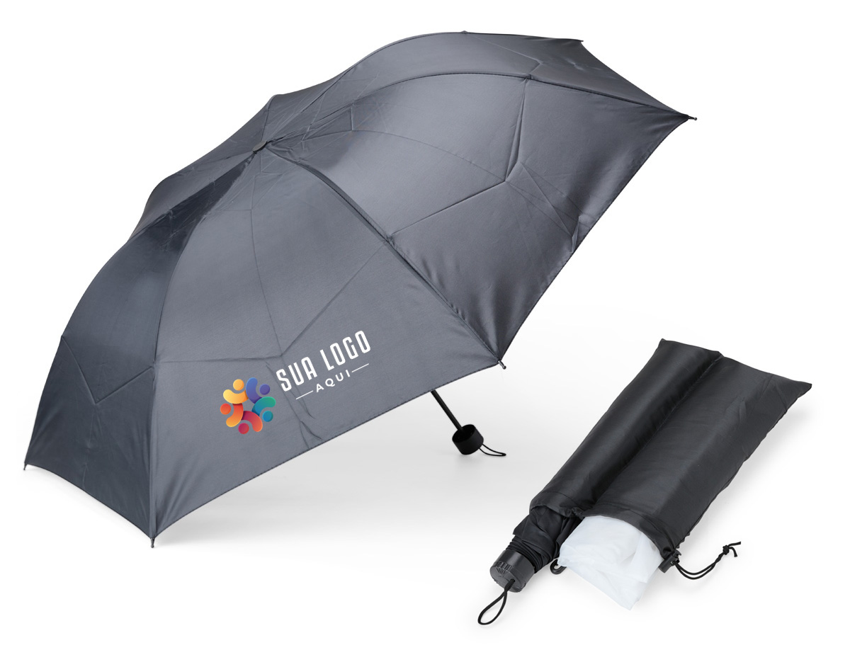 Encare qualquer mudança de clima com o nosso kit capa de chuva e guarda-chuva. Feito para quem busca praticidade e proteção durante os dias chuvosos, o nosso guarda-chuva de nylon conta com uma estrutura reforçada de 7 varetas de aço, botão de abertura, alça para segurar ou enganchá-lo quando não estiver em uso e uma capinha protetora. Essa é a combinação ideal para proteger a parte superior do corpo, enquanto a capa de chuva, feita em plástico resistente, garante proteção para o restante. Além disso, a capa possui touca com cordão ajustável e fechamento por botões de pressão. Ambos os itens vêm em um estojo único de nylon, com alça ajustável para fechamento seguro e mosquetão para prender em malas ou mochilas, oferecendo mais praticidade durante as mudanças de clima.