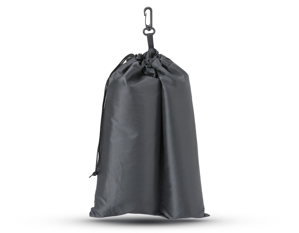 Encare qualquer mudança de clima com o nosso kit capa de chuva e guarda-chuva. Feito para quem busca praticidade e proteção durante os dias chuvosos, o nosso guarda-chuva de nylon conta com uma estrutura reforçada de 7 varetas de aço, botão de abertura, alça para segurar ou enganchá-lo quando não estiver em uso e uma capinha protetora. Essa é a combinação ideal para proteger a parte superior do corpo, enquanto a capa de chuva, feita em plástico resistente, garante proteção para o restante. Além disso, a capa possui touca com cordão ajustável e fechamento por botões de pressão. Ambos os itens vêm em um estojo único de nylon, com alça ajustável para fechamento seguro e mosquetão para prender em malas ou mochilas, oferecendo mais praticidade durante as mudanças de clima.