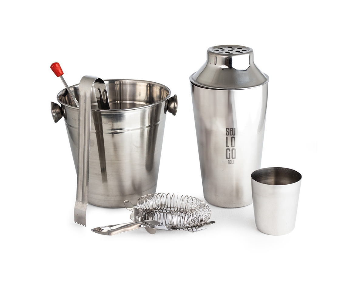 Confraternize com os amigos e prepare drinks deliciosos com facilidade. O nosso kit bar, com utensílios essenciais em inox, torna os momentos ainda mais especiais durante o preparo, garantindo higiene e eficiência. Ele conta com tudo que precisa para uma experiência mais saborosa: coqueteleira de 500ml com peneira na tampa, coador para separar o gelo, colher bailarina ideal para misturar bebidas em copos, jarras e mixing glasses, além de pegador e balde de gelo. Um verdadeiro bar ao seu alcance para momentos inesquecíveis.