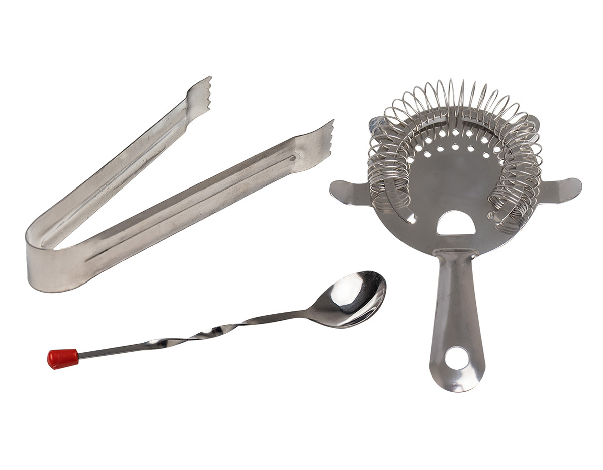 Confraternize com os amigos e prepare drinks deliciosos com facilidade. O nosso kit bar, com utensílios essenciais em inox, torna os momentos ainda mais especiais durante o preparo, garantindo higiene e eficiência. Ele conta com tudo que precisa para uma experiência mais saborosa: coqueteleira de 500ml com peneira na tampa, coador para separar o gelo, colher bailarina ideal para misturar bebidas em copos, jarras e mixing glasses, além de pegador e balde de gelo. Um verdadeiro bar ao seu alcance para momentos inesquecíveis.