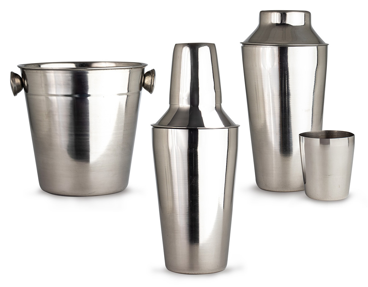 Confraternize com os amigos e prepare drinks deliciosos com facilidade. O nosso kit bar, com utensílios essenciais em inox, torna os momentos ainda mais especiais durante o preparo, garantindo higiene e eficiência. Ele conta com tudo que precisa para uma experiência mais saborosa: coqueteleira de 500ml com peneira na tampa, coador para separar o gelo, colher bailarina ideal para misturar bebidas em copos, jarras e mixing glasses, além de pegador e balde de gelo. Um verdadeiro bar ao seu alcance para momentos inesquecíveis.