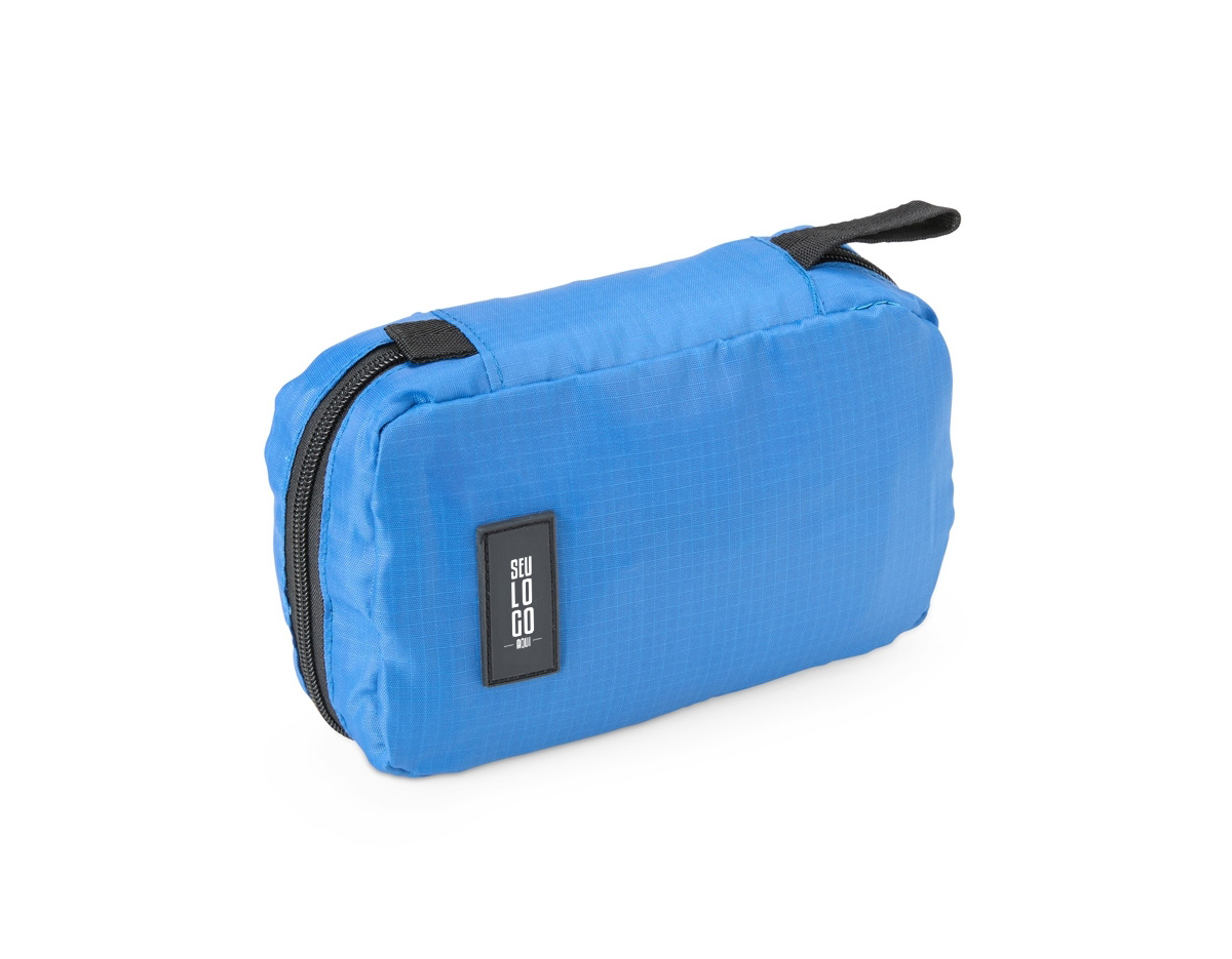 Organize itens de higiene com praticidade e estilo com esta nécessaire de boa capacidade, perfeita para viagens ou uso diário. Ela oferece três compartimentos funcionais: um bolso superior em malha para pequenos objetos, um compartimento central com zíper para itens maiores e três bolsos organizáveis para fácil acesso. Além disso, o bolso inferior com visor em malha permite a visualização e um acesso mais fácil aos itens mais volumosos, evitando que algo passe despercebido. Super prática, a nécessaire vem com um gancho para pendurá-la, garantindo acesso rápido e sem complicação. Feita em poliéster, ela é compacta, leve e cabe perfeitamente em mochilas e malas. Para dar um toque pessoal, conta com um espaço em material emborrachado, ideal para uma personalização exclusiva.