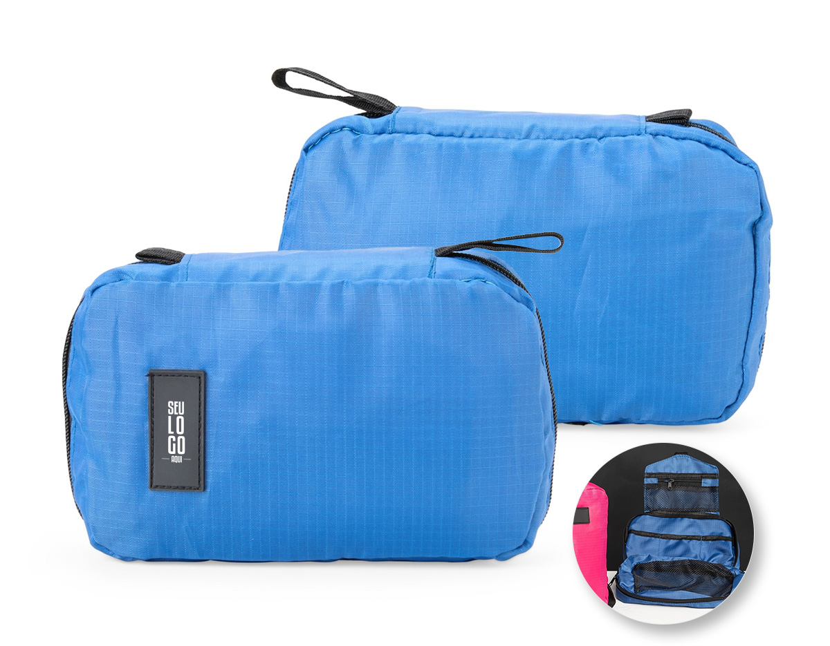 Organize itens de higiene com praticidade e estilo com esta nécessaire de boa capacidade, perfeita para viagens ou uso diário. Ela oferece três compartimentos funcionais: um bolso superior em malha para pequenos objetos, um compartimento central com zíper para itens maiores e três bolsos organizáveis para fácil acesso. Além disso, o bolso inferior com visor em malha permite a visualização e um acesso mais fácil aos itens mais volumosos, evitando que algo passe despercebido. Super prática, a nécessaire vem com um gancho para pendurá-la, garantindo acesso rápido e sem complicação. Feita em poliéster, ela é compacta, leve e cabe perfeitamente em mochilas e malas. Para dar um toque pessoal, conta com um espaço em material emborrachado, ideal para uma personalização exclusiva.