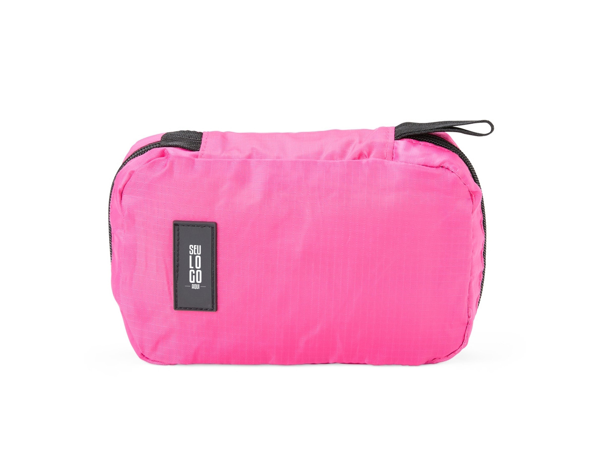 Organize itens de higiene com praticidade e estilo com esta nécessaire de boa capacidade, perfeita para viagens ou uso diário. Ela oferece três compartimentos funcionais: um bolso superior em malha para pequenos objetos, um compartimento central com zíper para itens maiores e três bolsos organizáveis para fácil acesso. Além disso, o bolso inferior com visor em malha permite a visualização e um acesso mais fácil aos itens mais volumosos, evitando que algo passe despercebido. Super prática, a nécessaire vem com um gancho para pendurá-la, garantindo acesso rápido e sem complicação. Feita em poliéster, ela é compacta, leve e cabe perfeitamente em mochilas e malas. Para dar um toque pessoal, conta com um espaço em material emborrachado, ideal para uma personalização exclusiva.