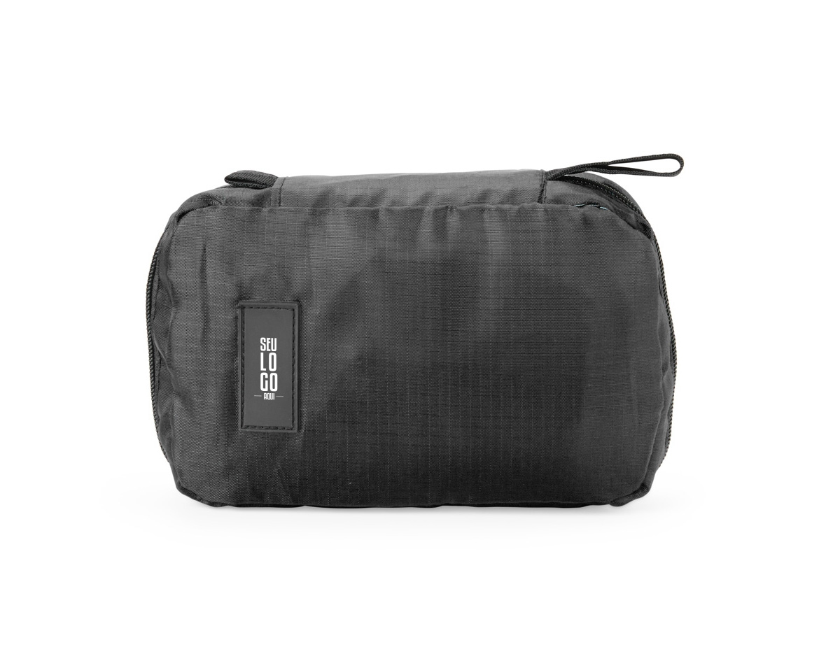 Organize itens de higiene com praticidade e estilo com esta nécessaire de boa capacidade, perfeita para viagens ou uso diário. Ela oferece três compartimentos funcionais: um bolso superior em malha para pequenos objetos, um compartimento central com zíper para itens maiores e três bolsos organizáveis para fácil acesso. Além disso, o bolso inferior com visor em malha permite a visualização e um acesso mais fácil aos itens mais volumosos, evitando que algo passe despercebido. Super prática, a nécessaire vem com um gancho para pendurá-la, garantindo acesso rápido e sem complicação. Feita em poliéster, ela é compacta, leve e cabe perfeitamente em mochilas e malas. Para dar um toque pessoal, conta com um espaço em material emborrachado, ideal para uma personalização exclusiva.