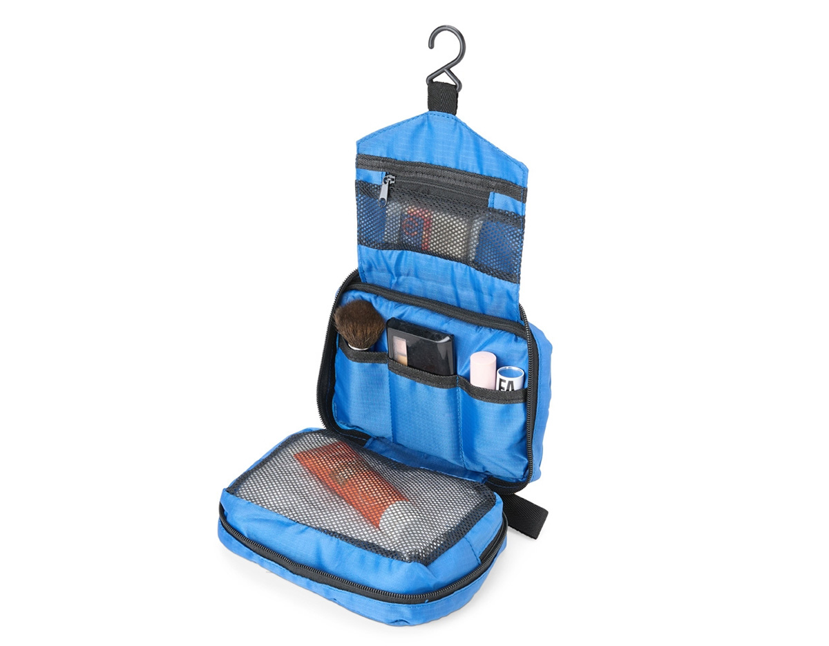 Organize itens de higiene com praticidade e estilo com esta nécessaire de boa capacidade, perfeita para viagens ou uso diário. Ela oferece três compartimentos funcionais: um bolso superior em malha para pequenos objetos, um compartimento central com zíper para itens maiores e três bolsos organizáveis para fácil acesso. Além disso, o bolso inferior com visor em malha permite a visualização e um acesso mais fácil aos itens mais volumosos, evitando que algo passe despercebido. Super prática, a nécessaire vem com um gancho para pendurá-la, garantindo acesso rápido e sem complicação. Feita em poliéster, ela é compacta, leve e cabe perfeitamente em mochilas e malas. Para dar um toque pessoal, conta com um espaço em material emborrachado, ideal para uma personalização exclusiva.
