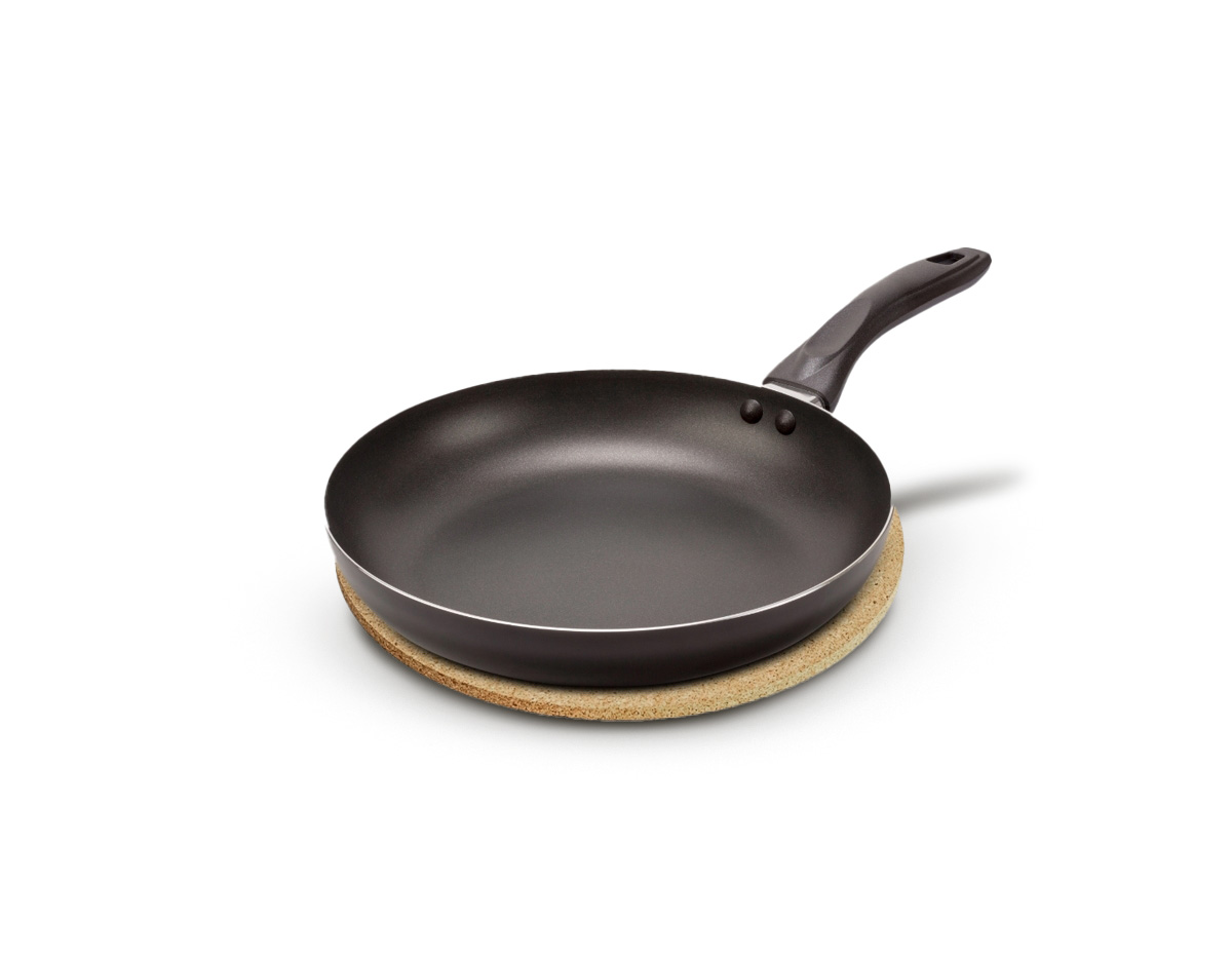 O descanso de panela é ideal para proteger mesas e superfícies do calor excessivo de panelas e assadeiras recém-retiradas do forno ou fogão. Feito em cortiça, um material leve, ecológico e resistente ao calor, oferece durabilidade e praticidade. Seu design natural confere um visual único, combinando funcionalidade e estética. Perfeito para manter seus móveis protegidos enquanto adiciona um toque de estilo à sua cozinha ou área de refeição.