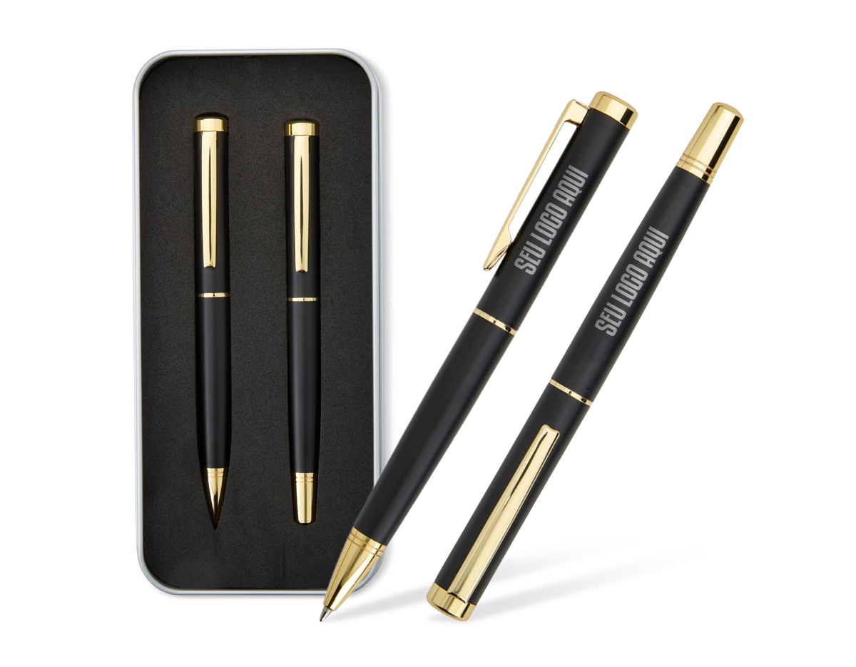 Nosso sofisticado kit de canetas esferográfica e roller em metal é ideal para quem busca estilo e funcionalidade. A caneta esferográfica possui acionamento por rotação, carga azul de 1.0mm, proporcionando uma escrita suave e precisa. A caneta roller, com carga de 0.7mm, oferece um traço delicado e fluido. O kit vem com um estojo de metal revestido em espuma, que protege e exibe as canetas com elegância, tornando-o um presente perfeito ou acessório de escritório refinado.