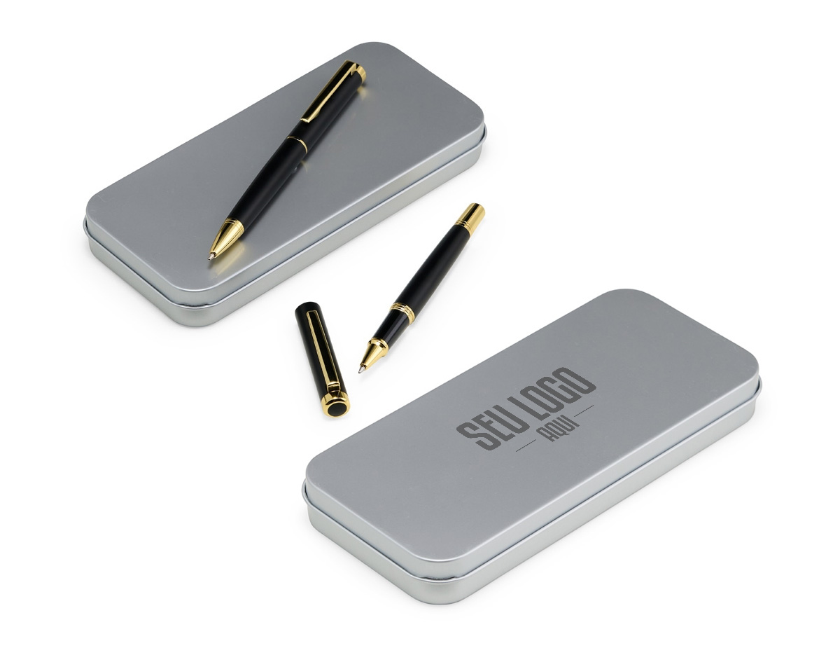 Nosso sofisticado kit de canetas esferográfica e roller em metal é ideal para quem busca estilo e funcionalidade. A caneta esferográfica possui acionamento por rotação, carga azul de 1.0mm, proporcionando uma escrita suave e precisa. A caneta roller, com carga de 0.7mm, oferece um traço delicado e fluido. O kit vem com um estojo de metal revestido em espuma, que protege e exibe as canetas com elegância, tornando-o um presente perfeito ou acessório de escritório refinado.