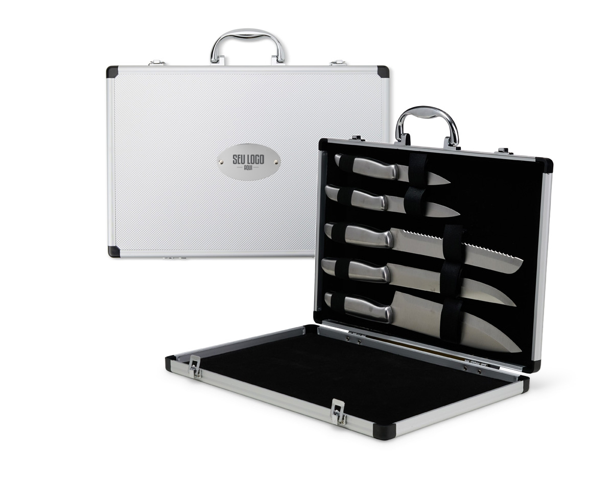 O kit de facas é a solução perfeita para quem busca qualidade nos cortes e organização na cozinha. Com 5 facas em aço inoxidável de diferentes tamanhos, oferece uma experiência gourmet única. Acompanha uma maleta de alumínio texturizado, com interior revestido de veludo e duas travas para maior segurança. A maleta também oferece espaço para personalização, tornando o kit ainda mais exclusivo e ideal para quem valoriza funcionalidade e estilo na cozinha.