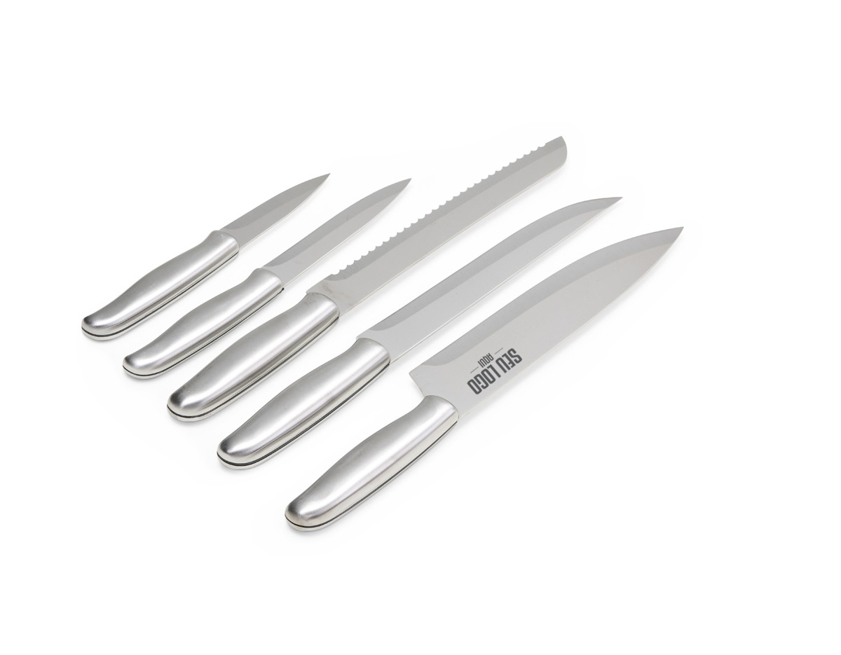 O kit de facas é a solução perfeita para quem busca qualidade nos cortes e organização na cozinha. Com 5 facas em aço inoxidável de diferentes tamanhos, oferece uma experiência gourmet única. Acompanha uma maleta de alumínio texturizado, com interior revestido de veludo e duas travas para maior segurança. A maleta também oferece espaço para personalização, tornando o kit ainda mais exclusivo e ideal para quem valoriza funcionalidade e estilo na cozinha.