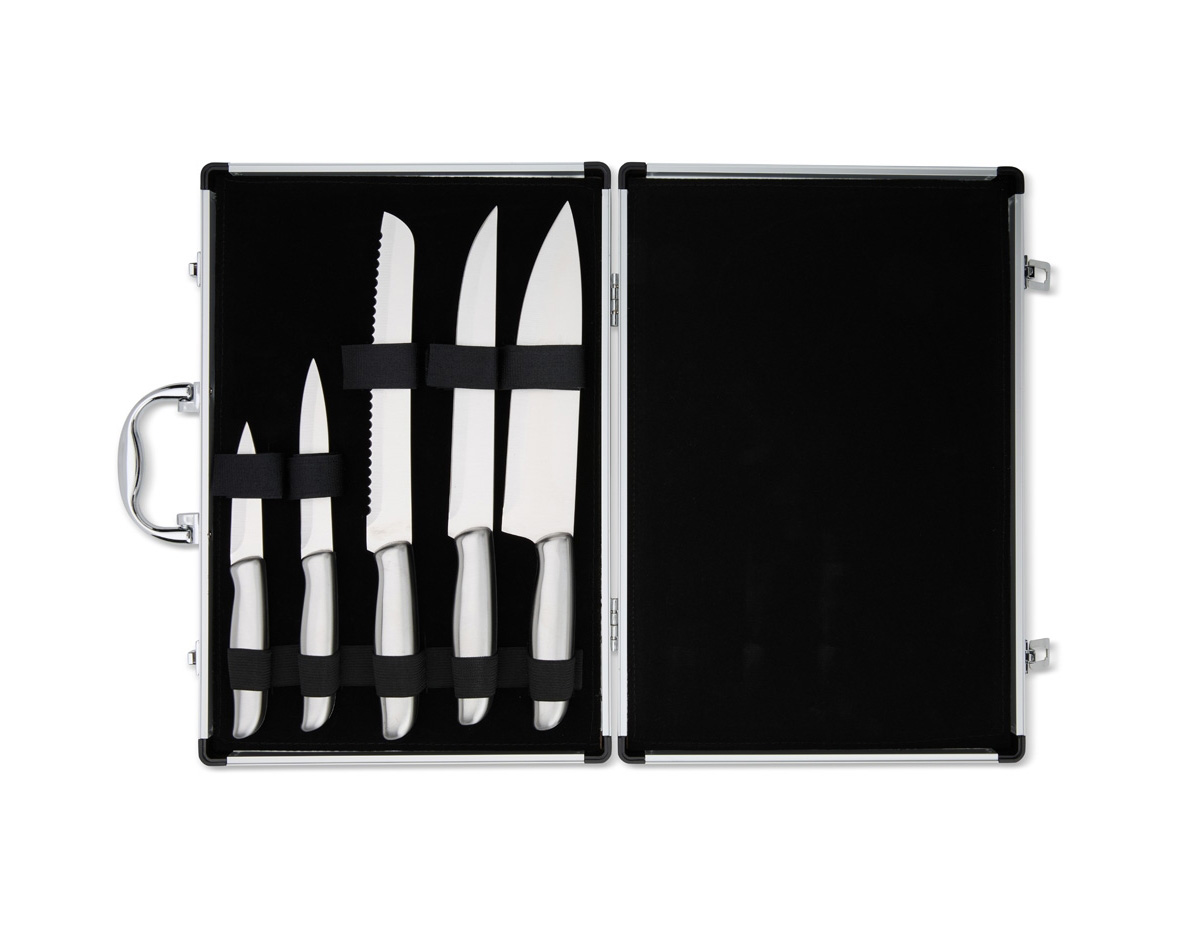 O kit de facas é a solução perfeita para quem busca qualidade nos cortes e organização na cozinha. Com 5 facas em aço inoxidável de diferentes tamanhos, oferece uma experiência gourmet única. Acompanha uma maleta de alumínio texturizado, com interior revestido de veludo e duas travas para maior segurança. A maleta também oferece espaço para personalização, tornando o kit ainda mais exclusivo e ideal para quem valoriza funcionalidade e estilo na cozinha.
