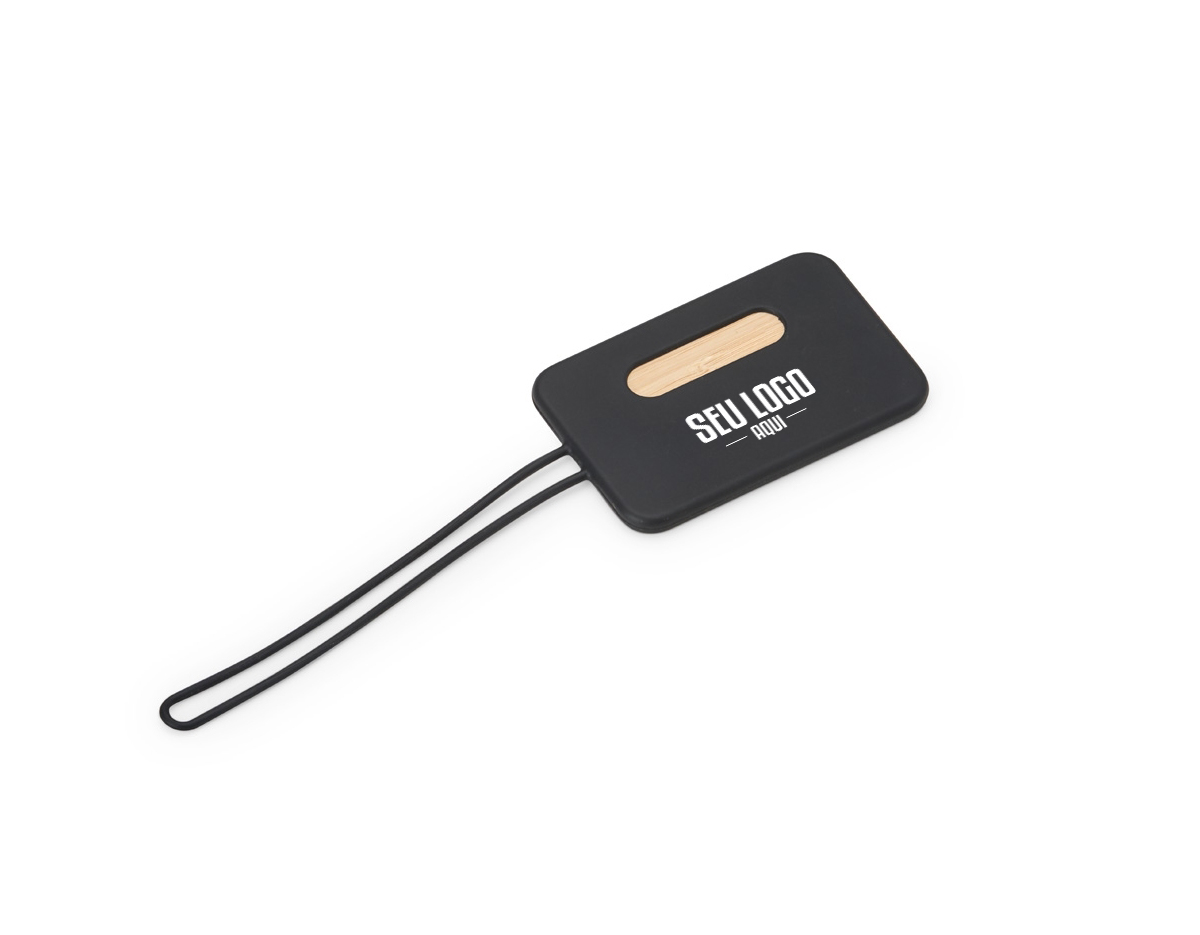 Tag identificadora de bagagem feita de bambu e silicone. A parte frontal conta com um espaço destinado à identificação, enquanto o verso é liso, permitindo personalizações. Um acessório prático e resistente, ideal para organizar e diferenciar suas malas de forma eficiente e personalizada. A combinação dos materiais oferece durabilidade e leveza, tornando a tag uma solução funcional para viajantes.