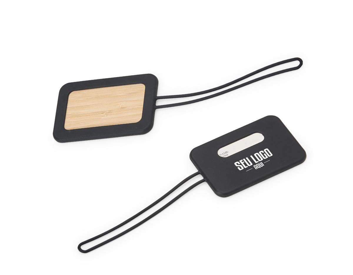 Tag identificadora de bagagem feita de bambu e silicone. A parte frontal conta com um espaço destinado à identificação, enquanto o verso é liso, permitindo personalizações. Um acessório prático e resistente, ideal para organizar e diferenciar suas malas de forma eficiente e personalizada. A combinação dos materiais oferece durabilidade e leveza, tornando a tag uma solução funcional para viajantes.