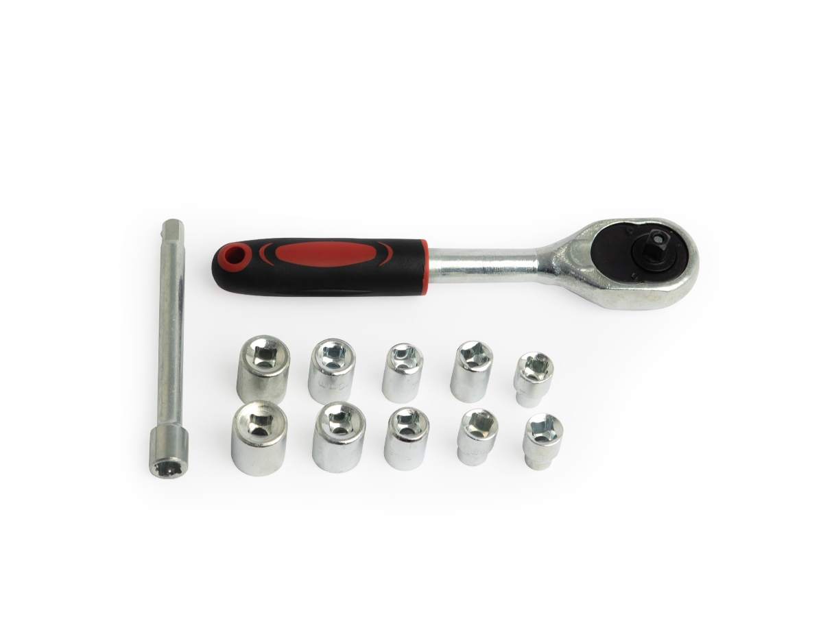 Kit de ferramentas com 12 peças, armazenadas em um estojo plástico resistente para fácil transporte e organização. O conjunto inclui 1 chave catraca, 1 chave extensora e 10 soquetes de diferentes tamanhos, oferecendo versatilidade para diversos tipos de reparos e manutenções. Ideal para quem busca praticidade e eficiência em tarefas do dia a dia, o kit é compacto e completo, atendendo a necessidades básicas de mecânica e manutenção doméstica.