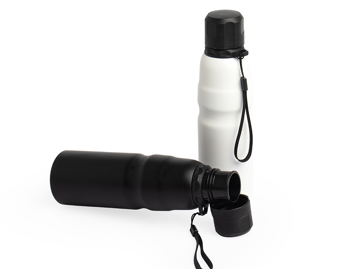 Garrafa de inox com capacidade de 800ml, ideal para manter bebidas frescas por mais tempo. Possui tampa plástica rosqueável, garantindo vedação segura e sem vazamentos. Acompanha cordão para transporte, oferecendo praticidade e facilidade no dia a dia, seja para atividades ao ar livre, academia ou no trabalho. Design resistente e funcional, perfeita para quem busca praticidade e durabilidade em um produto.