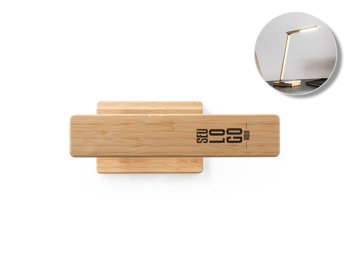 Luminária de mesa dobrável em bambu com carregador wireless super rápido, com 16 LEDS brancos e 9 amarelos. O carregador sem fios é de carregamento super rápido, tendo uma potência máxima de 15W. Incluso cabo de carregamento USB-C de 1 metro. Fornecido em caixa presente de papel kraft. A cor e o resultado da impressão nos materiais naturais pode variar entre produtos. 432 x 110 x 37 mm | Caixa: 116 x 444 x 35 mm