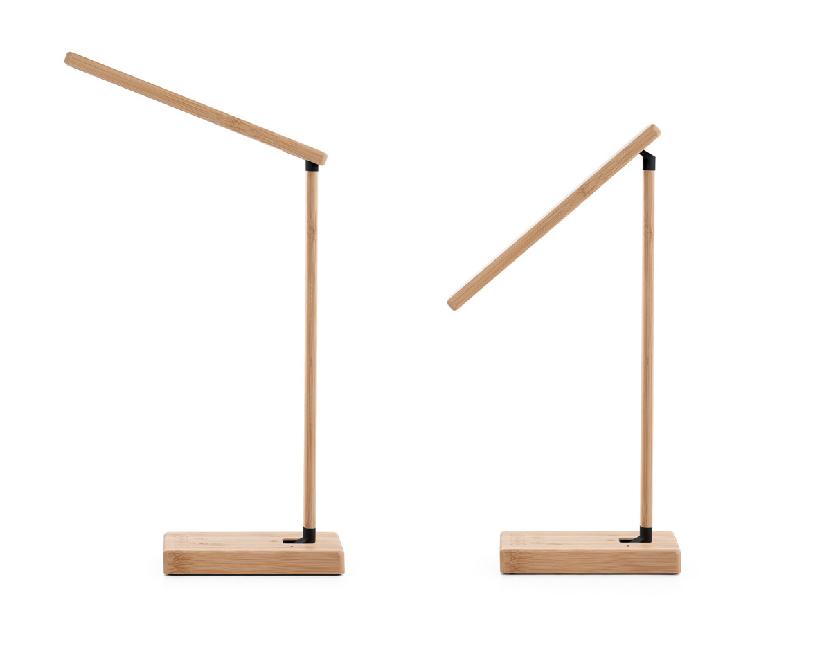 Luminária de mesa dobrável em bambu com carregador wireless super rápido, com 16 LEDS brancos e 9 amarelos. O carregador sem fios é de carregamento super rápido, tendo uma potência máxima de 15W. Incluso cabo de carregamento USB-C de 1 metro. Fornecido em caixa presente de papel kraft. A cor e o resultado da impressão nos materiais naturais pode variar entre produtos. 432 x 110 x 37 mm | Caixa: 116 x 444 x 35 mm
