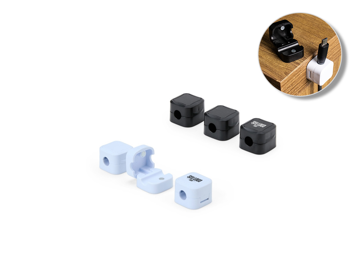 O nosso kit organizador de cabos e fios com fecho magnético é a solução ideal para reduzir a bagunça e manter tudo organizado, evitando a aparência desordenada e caótica que surge com múltiplos cabos soltos. Com 3 unidades feitas em plástico, eles facilitam o acesso aos cabos, economizando tempo e esforço. Além disso, o uso dos organizadores ajuda a prevenir acidentes, que podem causar danos aos dispositivos. Os clipes também minimizam danos físicos aos cabos, como desgastes e quebras, comuns quando os fios estão desorganizados. Acompanha autoadesivos para fixação do produto em superfícies.