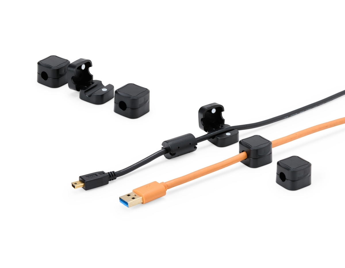 O nosso kit organizador de cabos e fios com fecho magnético é a solução ideal para reduzir a bagunça e manter tudo organizado, evitando a aparência desordenada e caótica que surge com múltiplos cabos soltos. Com 3 unidades feitas em plástico, eles facilitam o acesso aos cabos, economizando tempo e esforço. Além disso, o uso dos organizadores ajuda a prevenir acidentes, que podem causar danos aos dispositivos. Os clipes também minimizam danos físicos aos cabos, como desgastes e quebras, comuns quando os fios estão desorganizados. Acompanha autoadesivos para fixação do produto em superfícies.