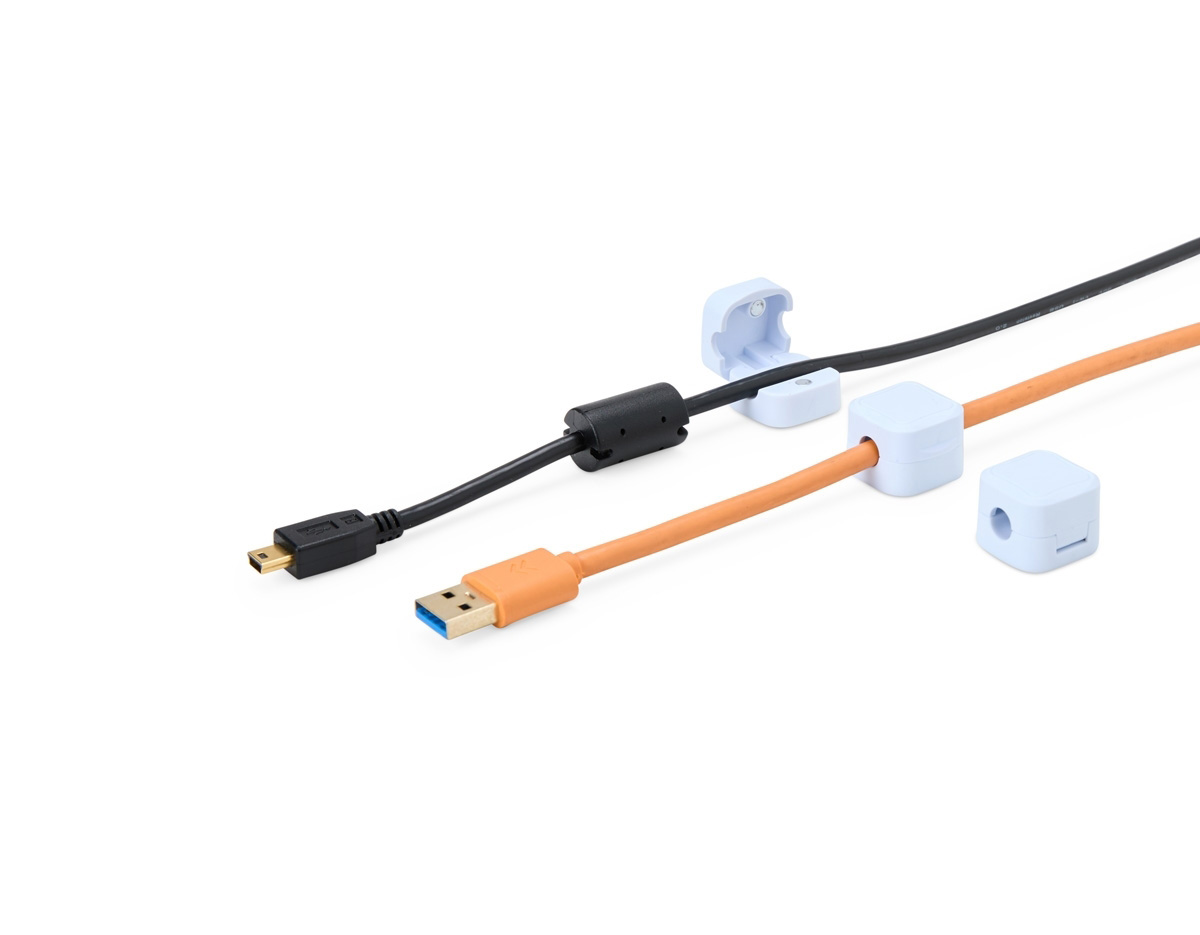 O nosso kit organizador de cabos e fios com fecho magnético é a solução ideal para reduzir a bagunça e manter tudo organizado, evitando a aparência desordenada e caótica que surge com múltiplos cabos soltos. Com 3 unidades feitas em plástico, eles facilitam o acesso aos cabos, economizando tempo e esforço. Além disso, o uso dos organizadores ajuda a prevenir acidentes, que podem causar danos aos dispositivos. Os clipes também minimizam danos físicos aos cabos, como desgastes e quebras, comuns quando os fios estão desorganizados. Acompanha autoadesivos para fixação do produto em superfícies.