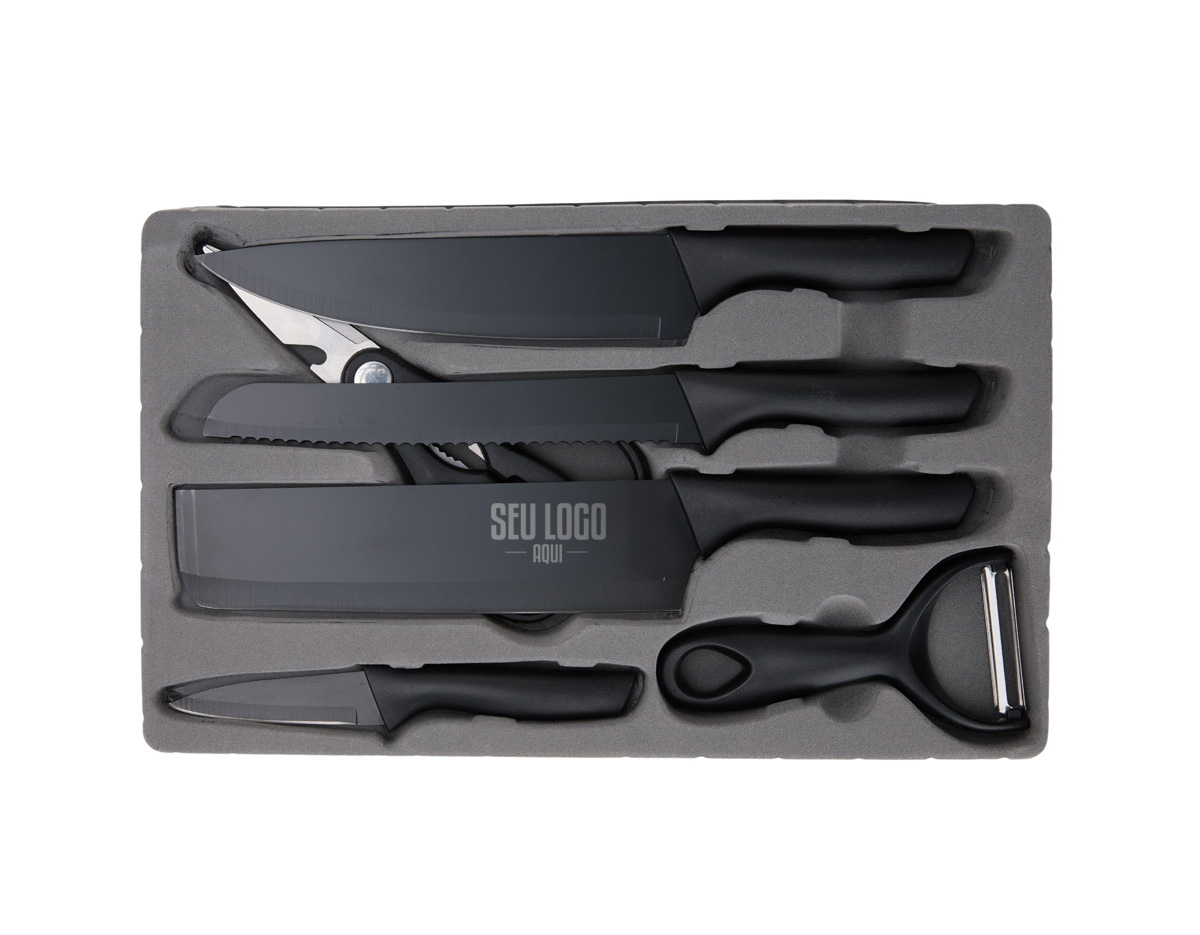Transforme sua cozinha em um verdadeiro espetáculo com o nosso kit churrasco de 6 peças em inox! Esse conjunto exclusivo une estilo, funcionalidade e qualidade para atender as mais diversas necessidades culinárias. Com lâminas em aço inoxidável de alta durabilidade, cada faca proporciona cortes precisos e eficientes, garantindo uma experiência prática e sem esforço. Além disso, os pegadores oferecem conforto e segurança, mesmo durante o uso prolongado. O design moderno e a cor fosca das peças adicionam um toque de sofisticação a qualquer cozinha, tornando-o um item indispensável tanto para chefs profissionais quanto para amantes da culinária. O conjunto inclui uma faca cutelo com 8?, uma faca de chef com 8?, uma faca de pão 8?, uma faca de aparar com 3,5?, uma tesoura multifunção e um descascador de legumes, itens que garantem versatilidade e desempenho em todas as receitas. Acompanha embalagem de papelão com berço plástico.