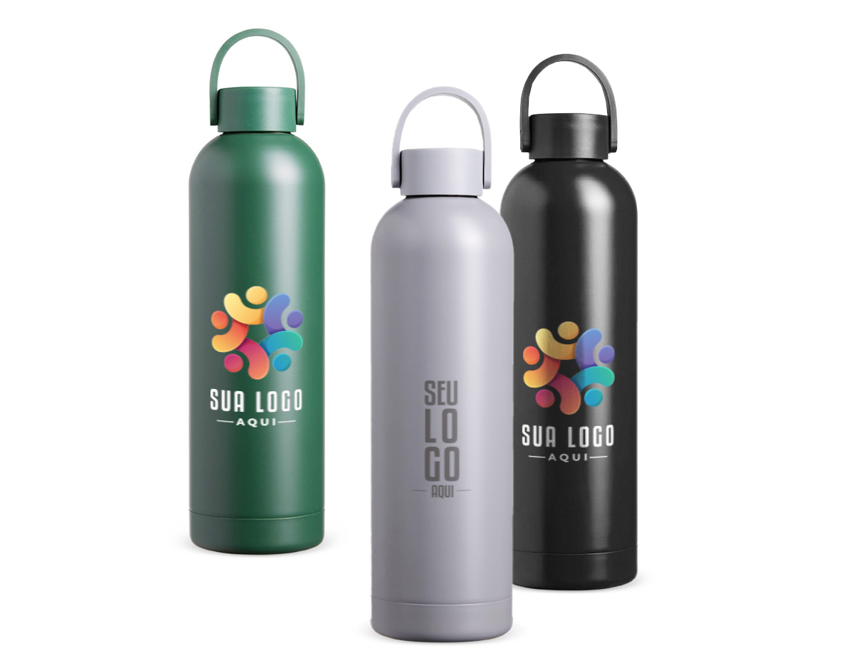 Experimente a qualidade desta garrafa térmica de 750ml. Feita em inox 304, excelente para manter a temperatura perfeita, seja ela quente ou fria. Possui tampa plástica com abertura rosqueável e alça flexível emborrachada para maior conforto ao transportá-la. Essa garrafa com certeza é a escolha perfeita para o dia a dia.