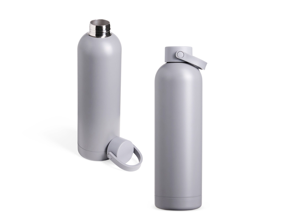 Experimente a qualidade desta garrafa térmica de 750ml. Feita em inox 304, excelente para manter a temperatura perfeita, seja ela quente ou fria. Possui tampa plástica com abertura rosqueável e alça flexível emborrachada para maior conforto ao transportá-la. Essa garrafa com certeza é a escolha perfeita para o dia a dia.