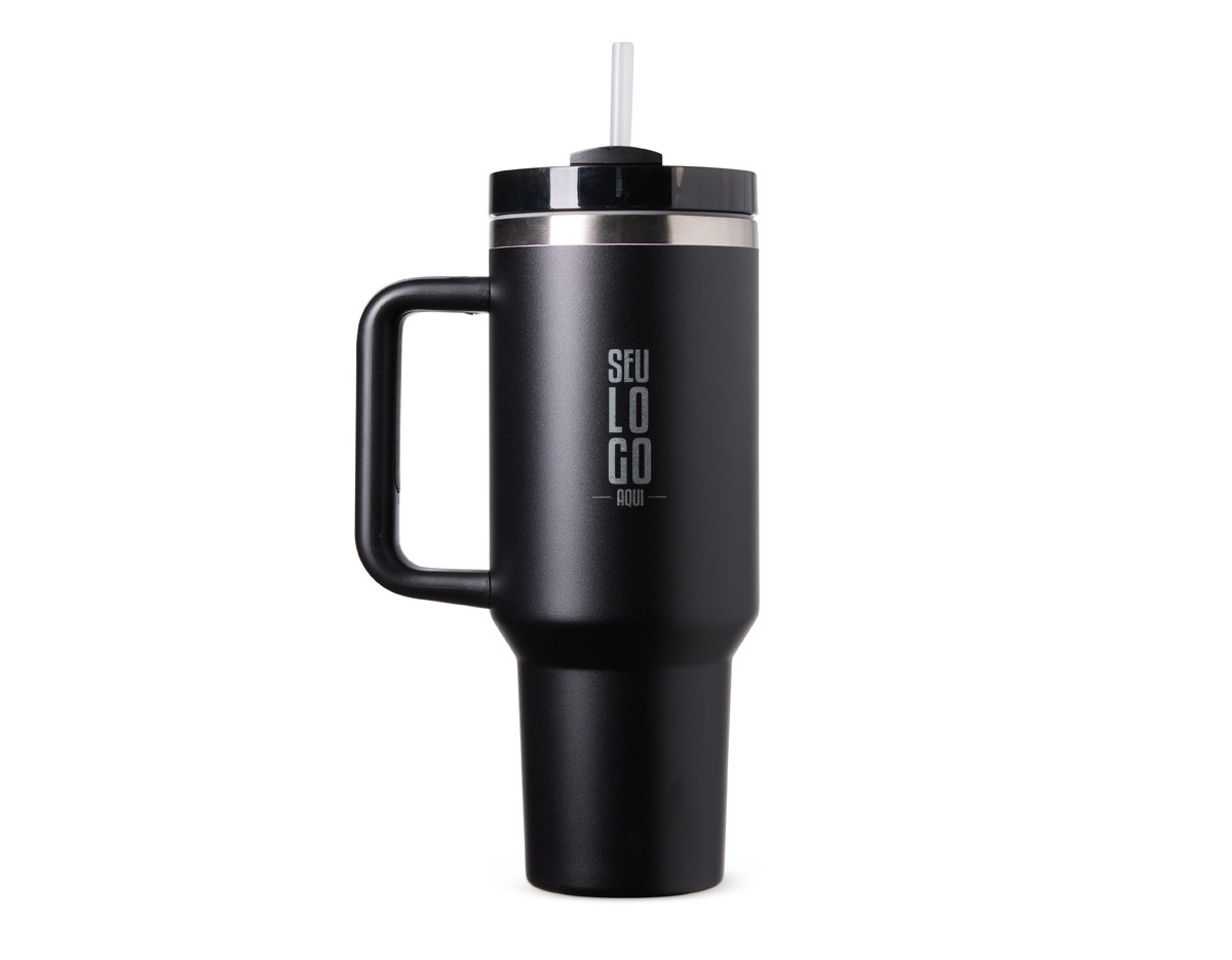 Caneca térmica com capacidade de 1,2 litros feita em inox 304 com parede dupla, contém tampa acrílica rosqueável com acesso para canudo e pegador plástico com aderência emborrachada. Acompanha canudo plástico.