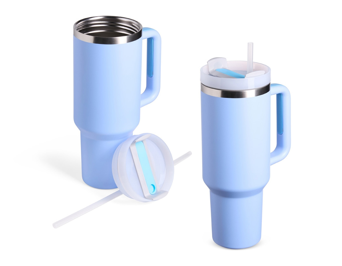 Caneca térmica com capacidade de 1,2 litros feita em inox 304 com parede dupla, contém tampa acrílica rosqueável com acesso para canudo e pegador plástico com aderência emborrachada. Acompanha canudo plástico.