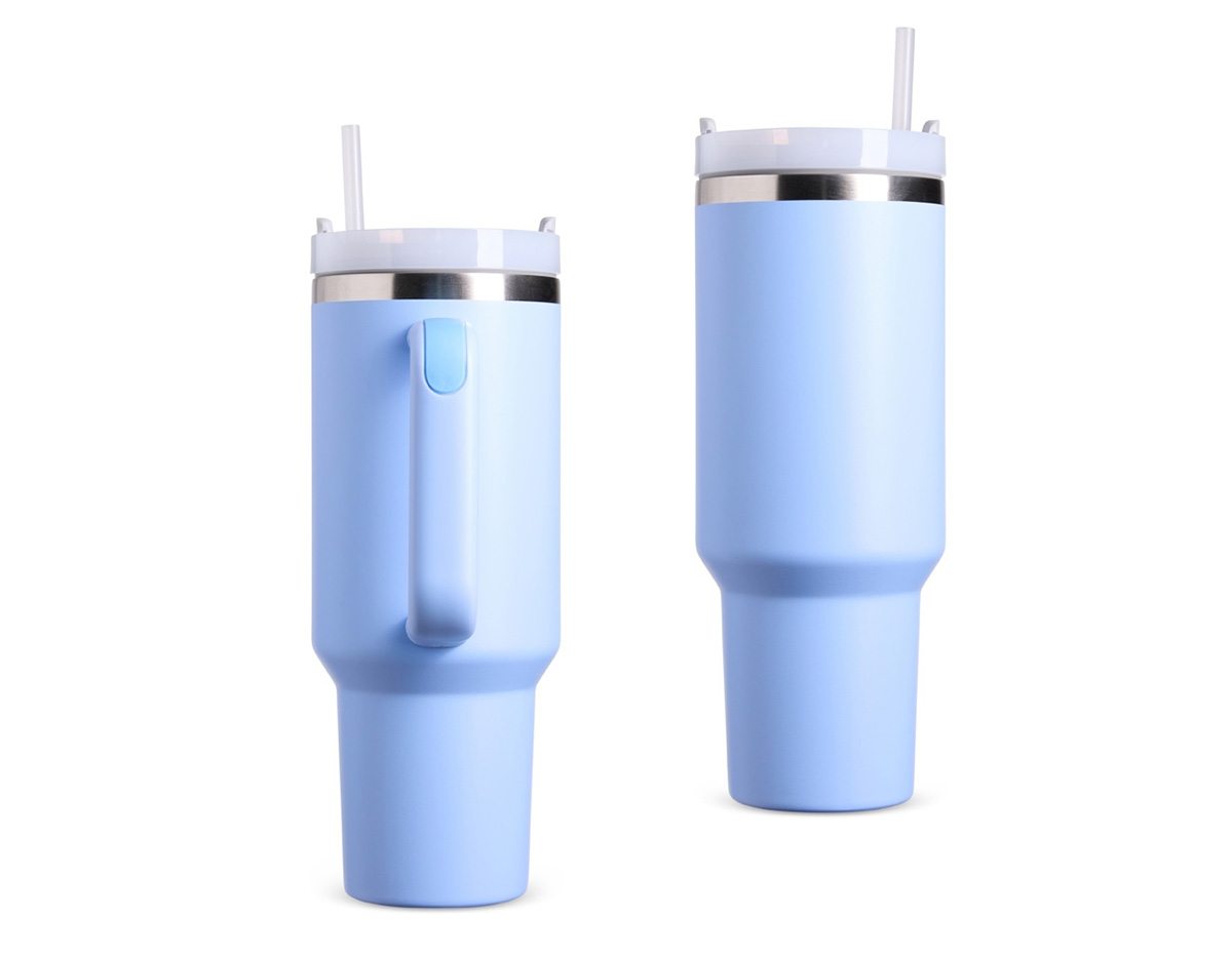 Caneca térmica com capacidade de 1,2 litros feita em inox 304 com parede dupla, contém tampa acrílica rosqueável com acesso para canudo e pegador plástico com aderência emborrachada. Acompanha canudo plástico.