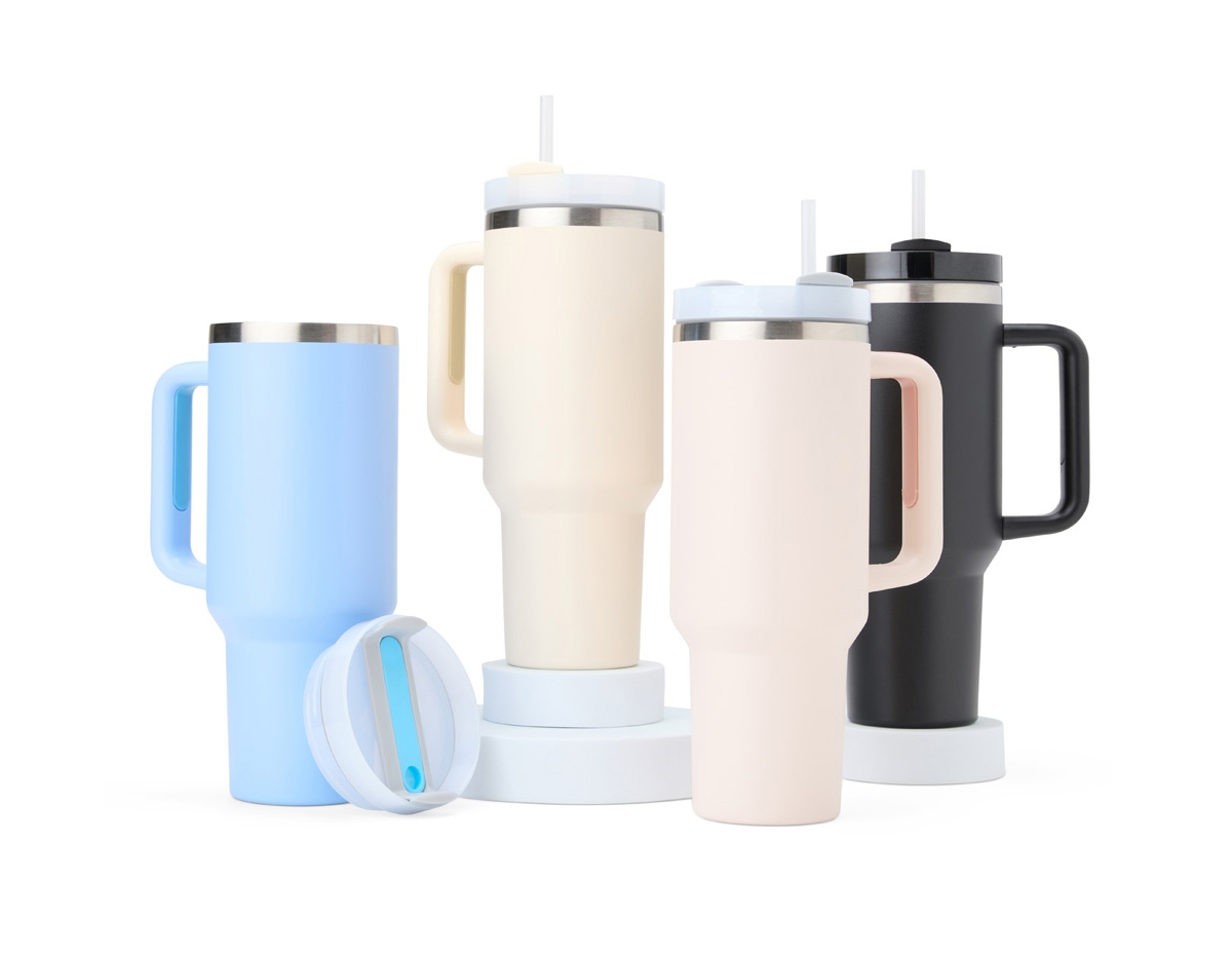 Caneca térmica com capacidade de 1,2 litros feita em inox 304 com parede dupla, contém tampa acrílica rosqueável com acesso para canudo e pegador plástico com aderência emborrachada. Acompanha canudo plástico.