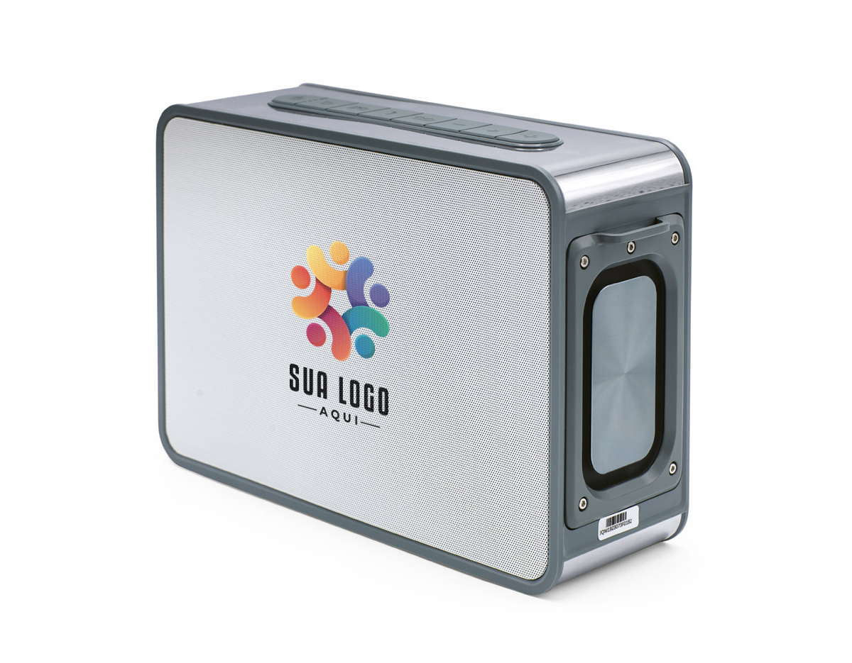 Caixa de som em ABS 100% reciclado com 80W de potência. A capacidade da bateria é de 5.200 mAh, o que permite uma autonomia aproximada de 7h. Tem equalizador com 3 modos, transmissão BT 5.3, entrada e saída AUX e permite ligar microfone externo ou guitarra diretamente. Possibilidade de emparelhar duas caixas de som Jouncer para efeito stereo. Incluso carregador e uma alça para transporte da caixa de som ao ombro. Fornecido em caixa presente de papel kraft. A grelha é fornecida solta para pedidos não personalizados. 293 x 198 x 105 mm 