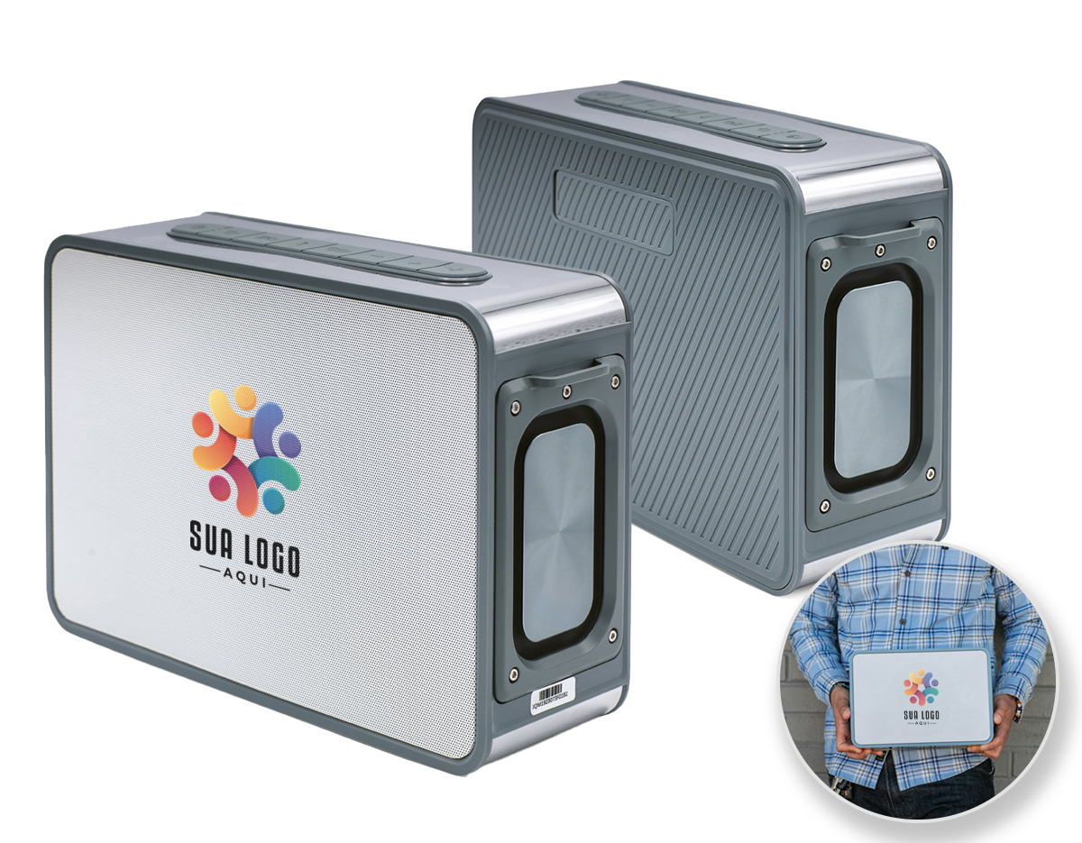 Caixa de som em ABS 100% reciclado com 80W de potência. A capacidade da bateria é de 5.200 mAh, o que permite uma autonomia aproximada de 7h. Tem equalizador com 3 modos, transmissão BT 5.3, entrada e saída AUX e permite ligar microfone externo ou guitarra diretamente. Possibilidade de emparelhar duas caixas de som Jouncer para efeito stereo. Incluso carregador e uma alça para transporte da caixa de som ao ombro. Fornecido em caixa presente de papel kraft. A grelha é fornecida solta para pedidos não personalizados. 293 x 198 x 105 mm 