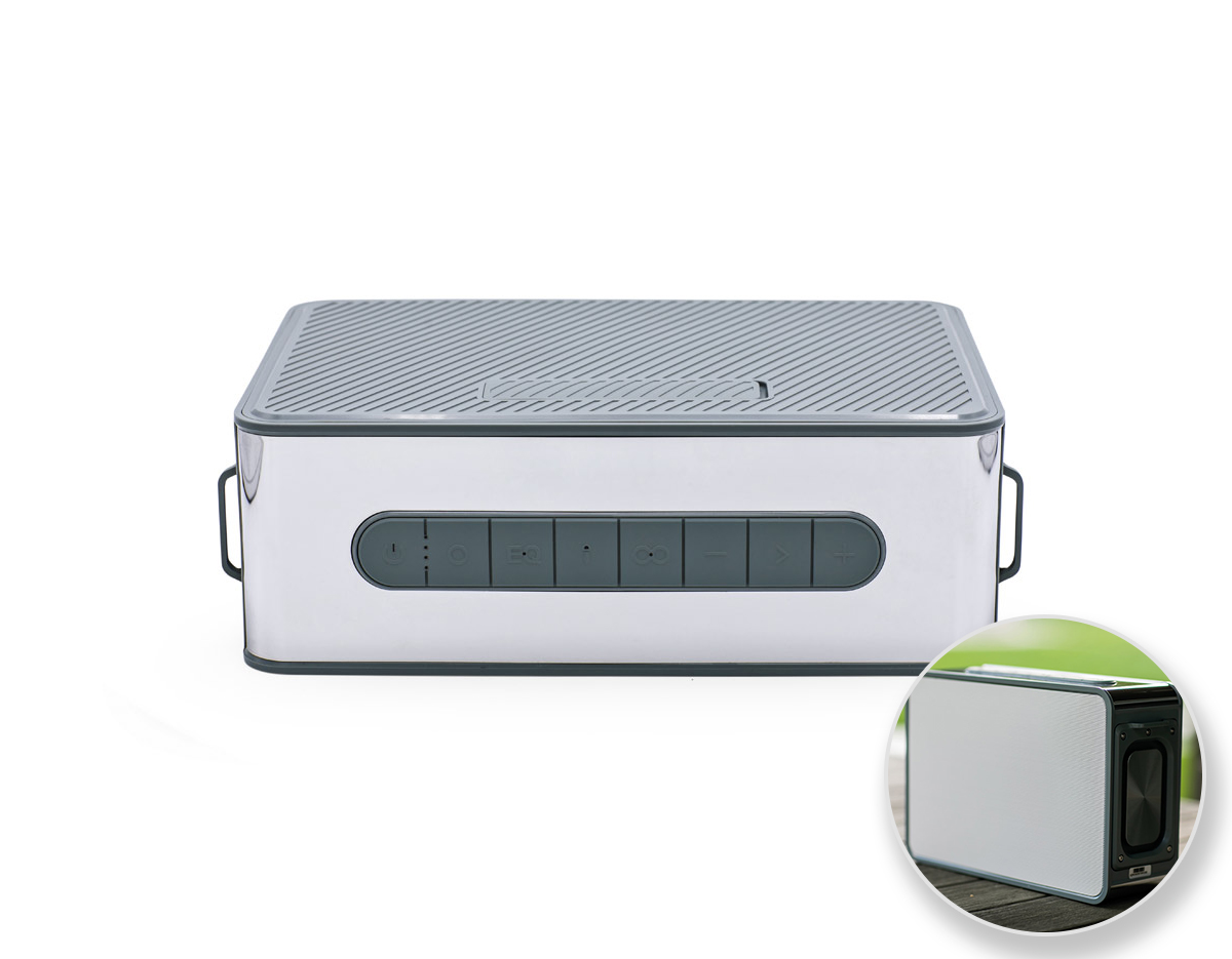 Caixa de som em ABS 100% reciclado com 80W de potência. A capacidade da bateria é de 5.200 mAh, o que permite uma autonomia aproximada de 7h. Tem equalizador com 3 modos, transmissão BT 5.3, entrada e saída AUX e permite ligar microfone externo ou guitarra diretamente. Possibilidade de emparelhar duas caixas de som Jouncer para efeito stereo. Incluso carregador e uma alça para transporte da caixa de som ao ombro. Fornecido em caixa presente de papel kraft. A grelha é fornecida solta para pedidos não personalizados. 293 x 198 x 105 mm 