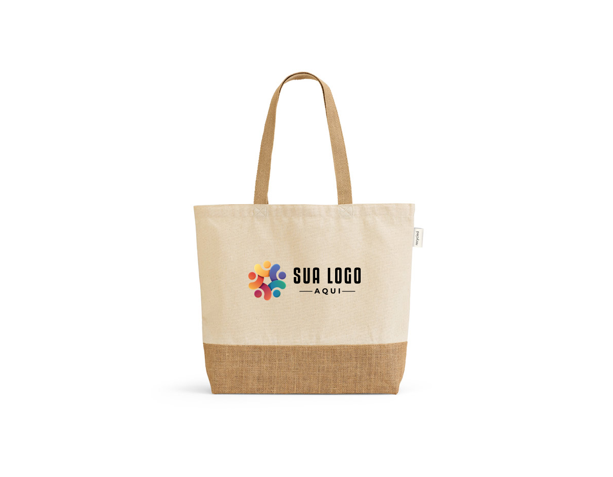 Sacola confeccionada em tecido composto por 70% algodão reciclado e 30% poliéster reciclado (220 g/m²), com base em juta, oferecendo um design resistente e sustentável. Ideal para uso diário, é uma opção ecológica para transportar itens com praticidade e estilo. A combinação de materiais reciclados a torna uma escolha consciente para quem busca reduzir o impacto ambiental, ao mesmo tempo que mantém a funcionalidade e durabilidade.