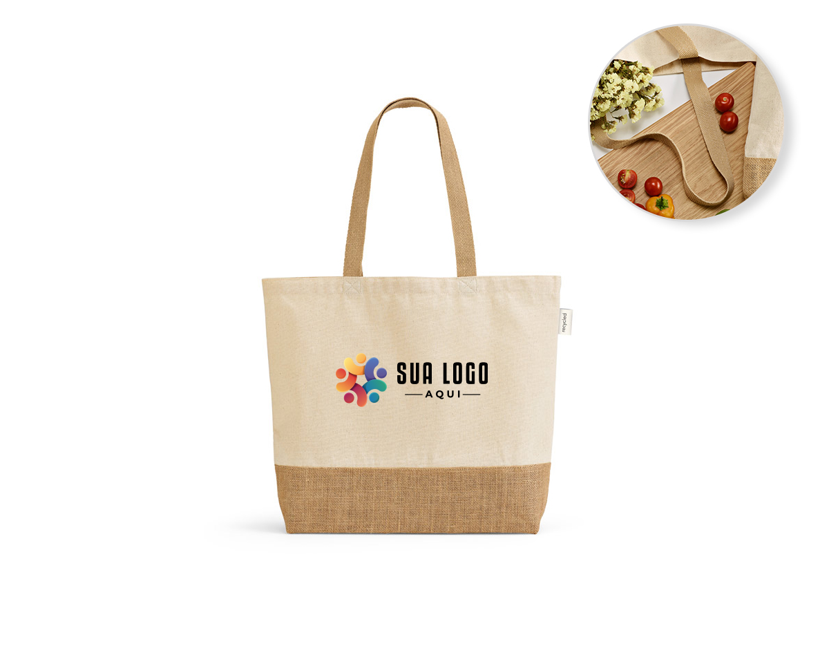 Sacola confeccionada em tecido composto por 70% algodão reciclado e 30% poliéster reciclado (220 g/m²), com base em juta, oferecendo um design resistente e sustentável. Ideal para uso diário, é uma opção ecológica para transportar itens com praticidade e estilo. A combinação de materiais reciclados a torna uma escolha consciente para quem busca reduzir o impacto ambiental, ao mesmo tempo que mantém a funcionalidade e durabilidade.