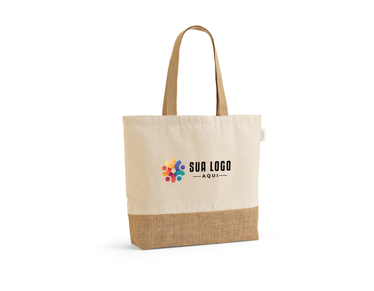 Sacola confeccionada em tecido composto por 70% algodão reciclado e 30% poliéster reciclado (220 g/m²), com base em juta, oferecendo um design resistente e sustentável. Ideal para uso diário, é uma opção ecológica para transportar itens com praticidade e estilo. A combinação de materiais reciclados a torna uma escolha consciente para quem busca reduzir o impacto ambiental, ao mesmo tempo que mantém a funcionalidade e durabilidade.